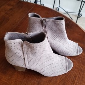 Old Navy taupe open toe bootie size 10